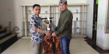 Dalang Khanha Serahkan Bokor Mas Astagina ke Panitia Binojakrama Padalangan Wayang Golek Purwa