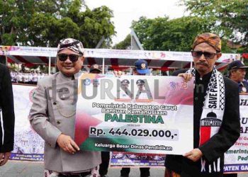Momen Upacara Hari Guru Nasional di Garut, Ratusan Juta Donasi Untuk Palestina Diserahkan