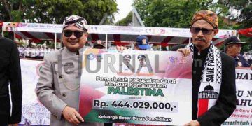 Momen Upacara Hari Guru Nasional di Garut, Ratusan Juta Donasi Untuk Palestina Diserahkan