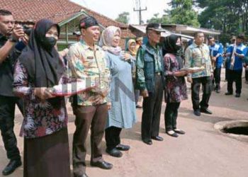 Pembukaan Karya Bakti TNI Pembangunan Jalan Rabat Beton di Desa Mandalahaji Disambut Antusias Warga