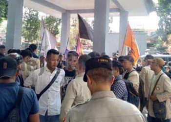 Aksi Demo Aliansi Badan Eksekutif Mahasiswa Garut Berujung Ricuh, Pintu Gerbang Masuk DPRD Rusak