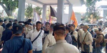 Aksi Demo Aliansi Badan Eksekutif Mahasiswa Garut Berujung Ricuh, Pintu Gerbang Masuk DPRD Rusak