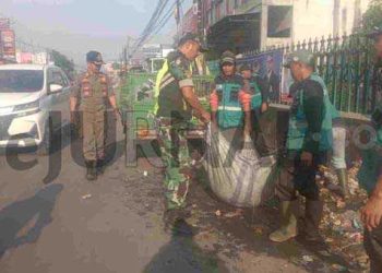 Koramil 2408 Ciparay Baleendah Bersama Tiga Pilar Bersihkan Sampah Diruas Jalan Raya Laswi Ciparay