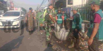 Koramil 2408 Ciparay Baleendah Bersama Tiga Pilar Bersihkan Sampah Diruas Jalan Raya Laswi Ciparay