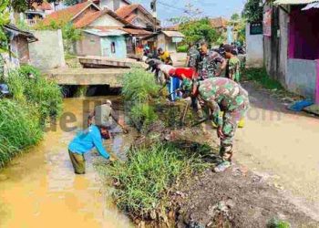 Koramil 2408 Ciparay – Baleendah Peduli Lingkungan  Bersihkan Sampah Di Sepanjang Aliran Anak Sungai Cirasea