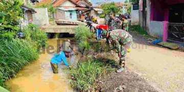 Koramil 2408 Ciparay – Baleendah Peduli Lingkungan  Bersihkan Sampah Di Sepanjang Aliran Anak Sungai Cirasea