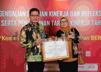 Bupati Bandung Dadang Supriatna menerima penghargaan  dari Menteri Hukum dan HAM RI, Yassona Laoly.
