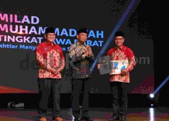 Bupati Bandung Raih Penghargaaan Muhammadiyah Award di Milad Ke 111 Muhammadiyah