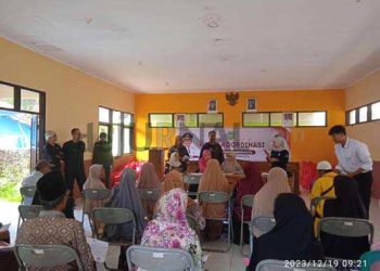 Pemerintah Kecamatan Manonjaya Salurkan BLT DBHCHT