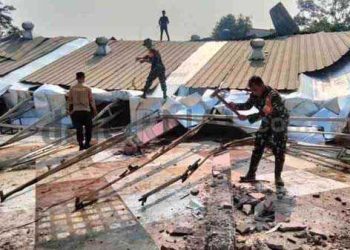 TNI – Polri Bersihkan Puing Runtuhan  Puluhan Rumah Warga Akibat Terjangan Angin Puting Beliung di Desa Ciheulang