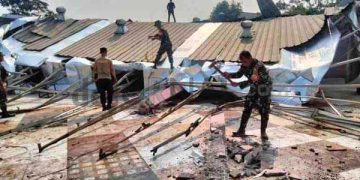 TNI – Polri Bersihkan Puing Runtuhan  Puluhan Rumah Warga Akibat Terjangan Angin Puting Beliung di Desa Ciheulang