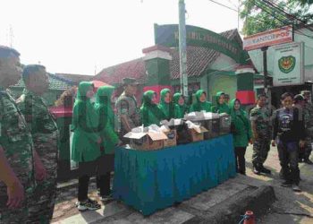 Kemanunggalan TNI Bersama Rakyat, Persit KCK Ranting 9 Koramil 2408 Ciparay – Baleendah Berbagi Melalui Jum’at Berkah