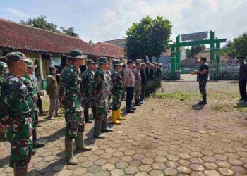 Koramil 2408 Ciparay Gelar Karya Bakti Bersihkan Lingkungan dan Selokan Di Desa Sarimahi