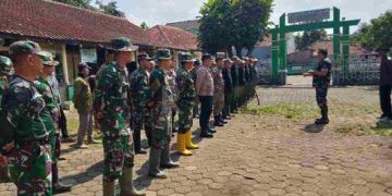 Koramil 2408 Ciparay Gelar Karya Bakti Bersihkan Lingkungan dan Selokan Di Desa Sarimahi