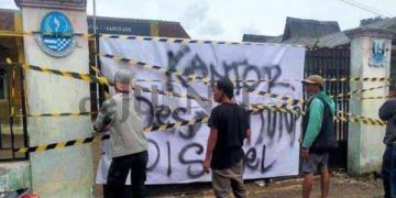 Kecewa Agenda Musyawarah Tak Jadi, Puluhan Warga Cihamerang Segel Kantor Desa