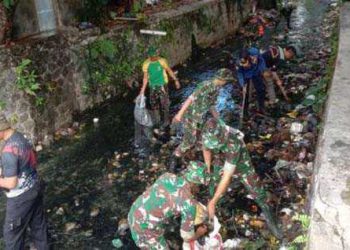 Cegah Banjir dan Longsor Kodim 0622/Kab. Sukabumi Bersama Warga Bersihkan Sampah