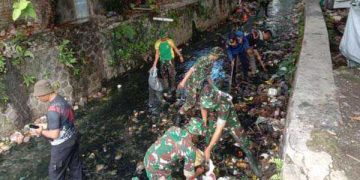 Cegah Banjir dan Longsor Kodim 0622/Kab. Sukabumi Bersama Warga Bersihkan Sampah
