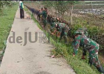 Koramil 2408 Ciparay – Baleendah Gerakan Masyarakat Bersihkan Parit Saluran Air Pesawahan