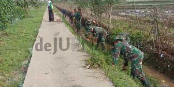 Koramil 2408 Ciparay – Baleendah Gerakan Masyarakat Bersihkan Parit Saluran Air Pesawahan