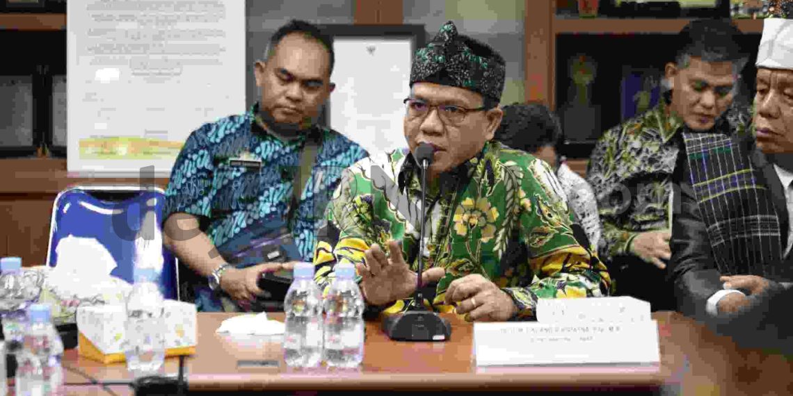 Bupati Bandung Mengenalkan Seni Badawang dan Wayang Golek di PWI Pusat