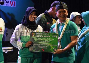 Bupati Bandung  Beri Bonus Prestasi dan Uang Saku Atlet Pelatda PON 2024