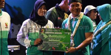 Bupati Bandung  Beri Bonus Prestasi dan Uang Saku Atlet Pelatda PON 2024