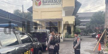 Personel Polda Jabar Patroli Ke Kantor Bawaslu Provinsi Jabar Jelang Pemilu