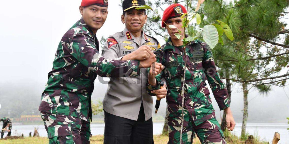 Jaga Kelestarian Lingkungan, TNI POLRI Lakukan Penanaman Pohon di Situ Lembang