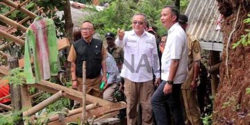 Dampingi Pj Gubernur Jabar Tinjau Lokasi Bencana Cibadak, Wabup Sukabumi Pentingnya Logistik dan Kesehatan