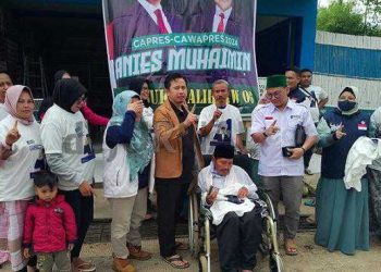 Timnas Amin Blusukan Sosialisasi Gerakan Berbagi Kaos di Cikoneng Ciparay