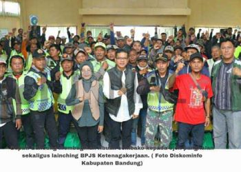 Bupati Bandung Bagikan 10.881 Paket Sembako dan Launching BPJS Ketenagakerjaan   Pengemudi Ojeg Pangkalan