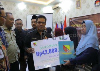 Bupati Bandung Serahkan Santunan Bagi 19 Petugas Penyelenggara Pemilu yang Meninggal Dunia