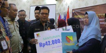 Bupati Bandung Serahkan Santunan Bagi 19 Petugas Penyelenggara Pemilu yang Meninggal Dunia
