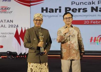 Bupati Bandung   Dianugerahi PWI Pusat Sebagai  Tokoh Nasional Bidang Pembangunan dan Kebudayaan  pada  Puncak Peringatan Hari Pers Nasional