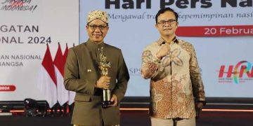 Bupati Bandung   Dianugerahi PWI Pusat Sebagai  Tokoh Nasional Bidang Pembangunan dan Kebudayaan  pada  Puncak Peringatan Hari Pers Nasional