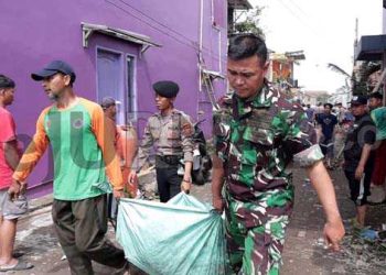 Sinergitas TNI-POLRI Bantu Bersihkan Material Bangunan Terdampak Angin Puting Beliung di Rancaekek