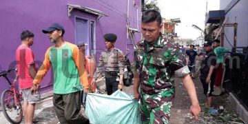 Sinergitas TNI-POLRI Bantu Bersihkan Material Bangunan Terdampak Angin Puting Beliung di Rancaekek