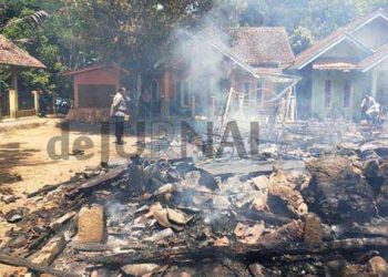 Rumah Panggung Terbakar, Polisi Sigap Bantu Padamkan Api