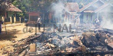 Rumah Panggung Terbakar, Polisi Sigap Bantu Padamkan Api