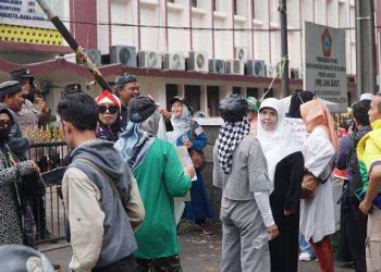 Dansat Brimob Polda Jabar Pimpin Pasukan, Amankan Unjuk Rasa di Bawaslu Jabar