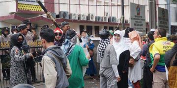 Dansat Brimob Polda  Jabar Pimpin Pasukan, Amankan Unjuk Rasa di Bawaslu Jabar