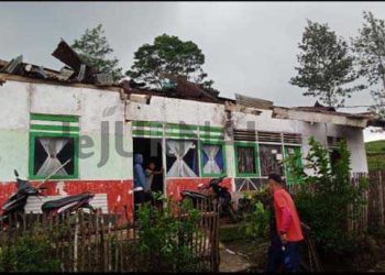 Puluhan Rumah Rusak Akibat Musibah Angin Kencang di Kertasari, PTPN I Regional 2 Beri Bantuan