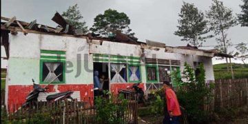 Puluhan Rumah Rusak Akibat Musibah Angin Kencang di Kertasari, PTPN I Regional 2 Beri Bantuan