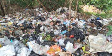 Samping Alun – Alun Kecamatan Sukaresmi Dijadikan Tempat Buang Sampah, Sekretaris DLH Garut : Kami Sedang Berusaha Tangani Permasalah Sampah