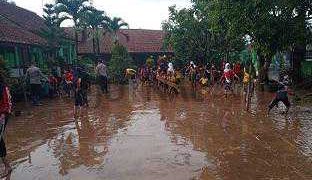 Polsek Solokanjeruk Cepat Tanggap BantuTerhadap SDN Gamblang Kena Dampak Banjir