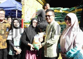 Beras  Rp 10.300 per Kg, Diserbu Warga di Gerakan Pangan Murah Pemkab Bandung