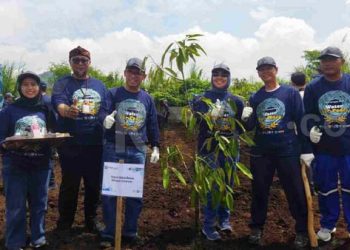 Kepala BBWS  Wikayah Citarum, Ir. Bastari, M. Eng(ke 3 dari kiri) dan Ketua Panitia Hari Air Dunia 2023  ke 32 , Dina Noviatiana (ke 4 dari kiri).