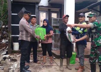 Polsek Pakenjeng Berikan Bantuan Kepada Korban Bencana Angin Puting Beliung