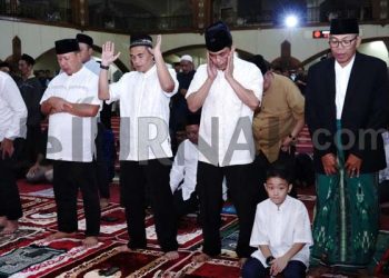 Pj Gubernur Jabar  Bersama Irwasda Polda Jabar dan Forkopimda Jabar Gelar Tarawih Keliling