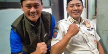 Tenaga honorer di lingkungan Pemkab Bandung, Farid (kanan) dan Toha Sugiarto.